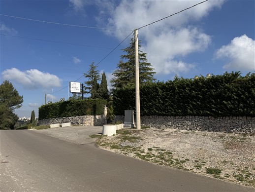 Intera Struttura Ricettiva Con Varie Sale Ristorante, Ampi Spazi Esterni Curati.